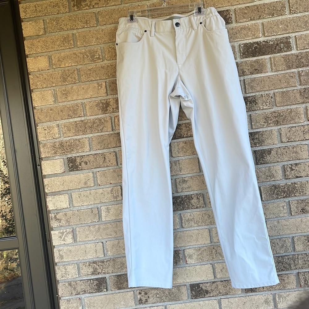 Under Armour 34/32 Golf pants in great shape-light grey in color